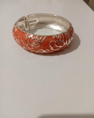 Bracciale arancione rigido con apertura a molla