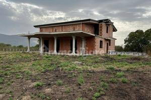 AMPIA VILLA BIFAMILIARE v. Raffaello Sanzio Avella