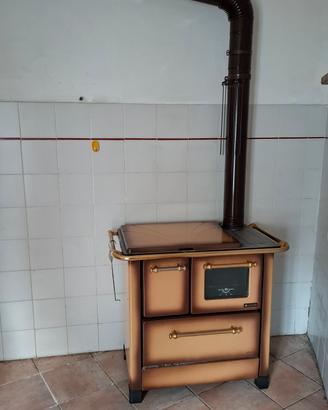 Cucina  economica  a legna