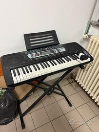 Pianola con supporto e portaspartiti