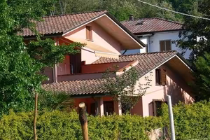 Villa di 200 m² con più di 5 locali e posto auto a