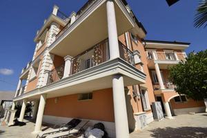 Villa di 1000 m² con più di 5 locali e box auto a 