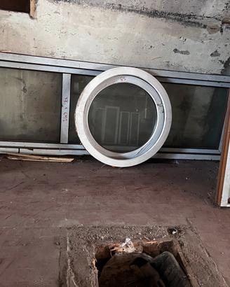 Serramento pvc con vetro pellicolato oblo