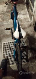 BMX blu elettrico 