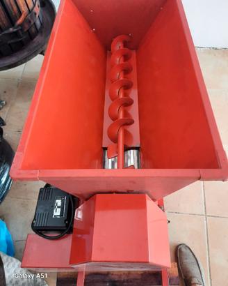 Pigiadiraspatrice elettrica per uva