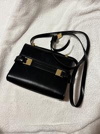 Borsa a tracolla nera elegante con dettagli dorati