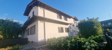 Villa di 280 m² con più di 5 locali e box auto dop