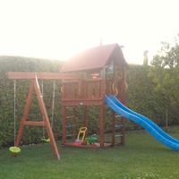 Casetta in legno con scivolo e altalena