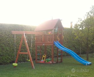 Casetta in legno con scivolo e altalena