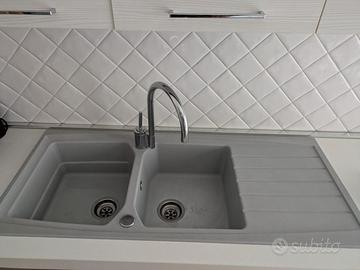 Cucina angolare Spar con piani lavoro Franke