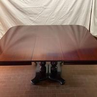 Tavolo in legno allungabile con sedie