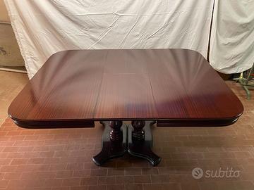 Tavolo in legno allungabile con sedie