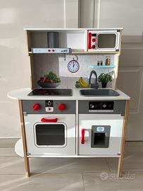 Cucina in legno bianca, grigia beige