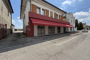 Casa indipendente con cortile, garage e negozio