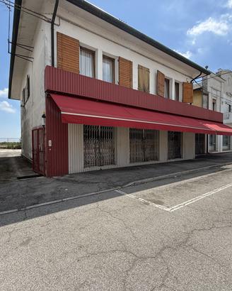 Casa indipendente con cortile, garage e negozio