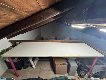 Tavolo IKEA LAGKAPTEN bianco  con gambe fucsia