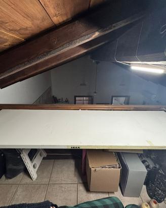 Tavolo IKEA LAGKAPTEN bianco  con gambe fucsia
