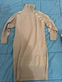 Vestito in maglia beige con collo alto