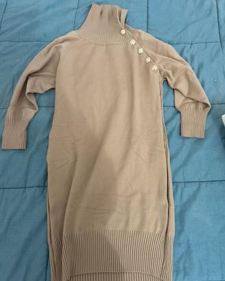 Vestito in maglia beige con collo alto