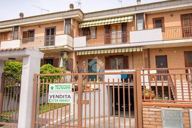 VILLA A SCHIERA A FERMO