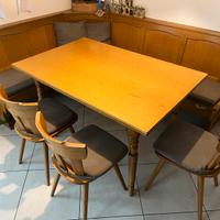 Tavolo in legno con panca e sedie