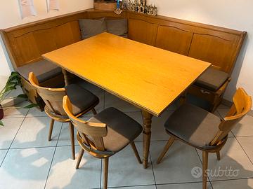 Tavolo in legno con panca e sedie
