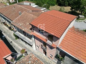 Casa su tre livelli Rutino