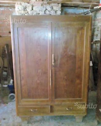 Armadio vintage in castagno