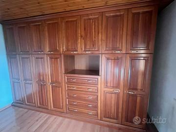 Armadio in legno di ciliegio