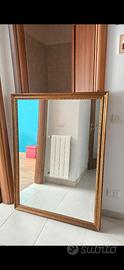 Specchio grande con elegante cornice dorata