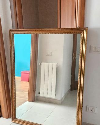Specchio grande con elegante cornice dorata