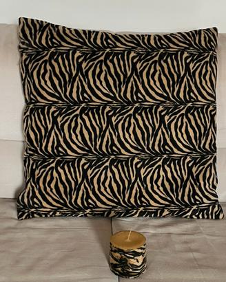 Cuscinone quadrato stile animalier e candela