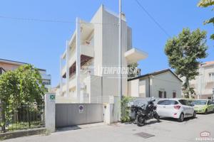 BOX AUTO A DUE PASSI DAL MARE