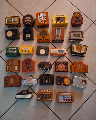 Radio d'epoca in miniatura