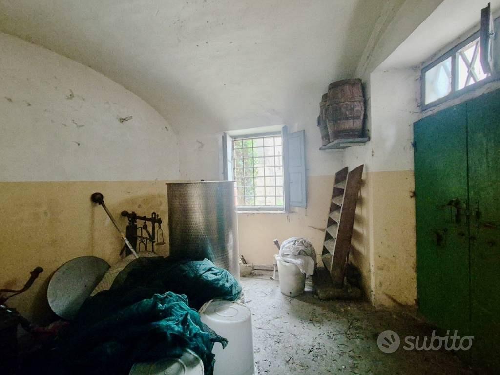 Rustico / Casale di 370 m² con più di 5 locali a C - Altro