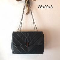 Borsa a tracolla nera trapuntata. Nuova