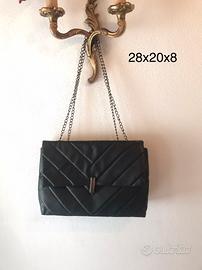 Borsa a tracolla nera trapuntata. Nuova