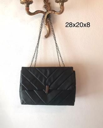 Borsa a tracolla nera trapuntata. Nuova