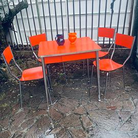 tavolo in formica con sedie