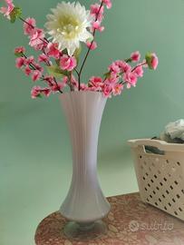 vaso color lilla in vetro