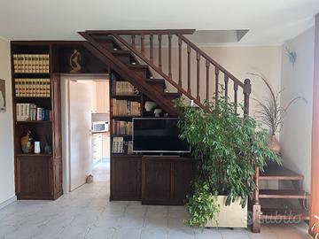 Libreria su misura in legno noce massello