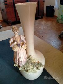 vaso con statuina stile Capodimonte