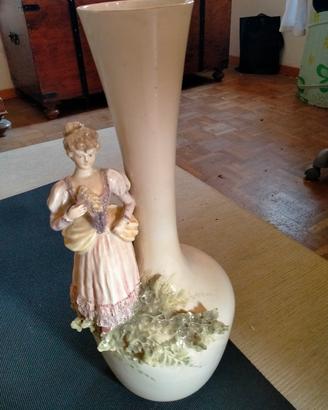 vaso con statuina stile Capodimonte