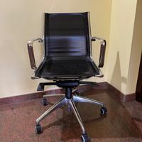 Sedia da ufficio in acciaio e similpelle nera