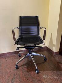 Sedia da ufficio in acciaio e similpelle nera