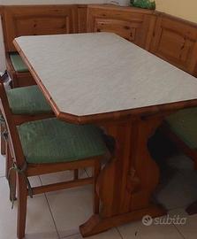 Tavolo in legno massiccio con cassapanca e sedie