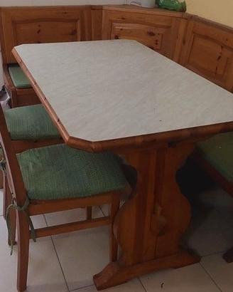 Tavolo in legno massiccio con cassapanca e sedie