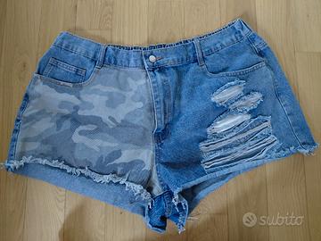 Jeans chiaro con strappo e dettagli mimetici
