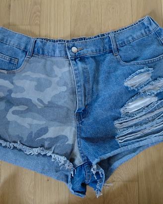 Jeans chiaro con strappo e dettagli mimetici