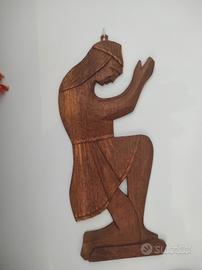 Figura africana che prega in legno